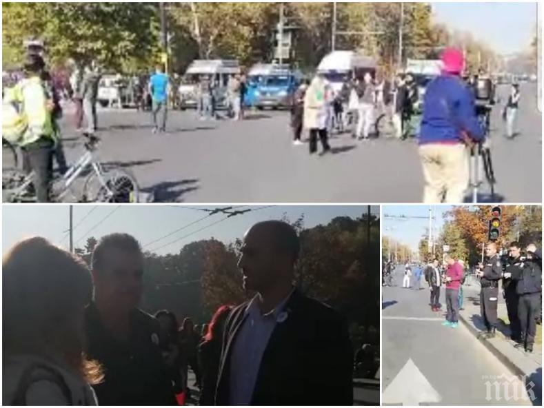 СКАНДАЛ: Кандидат-кметът на ДеБъ води незаконната блокада на Орлов мост, шофьорите го псуват (СНИМКИ)