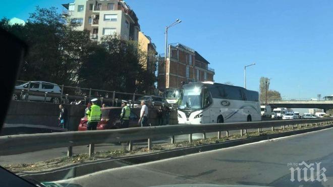 Автобус на Юнион Ивкони се блъсна в кола край Подуяне, движението е блокирано