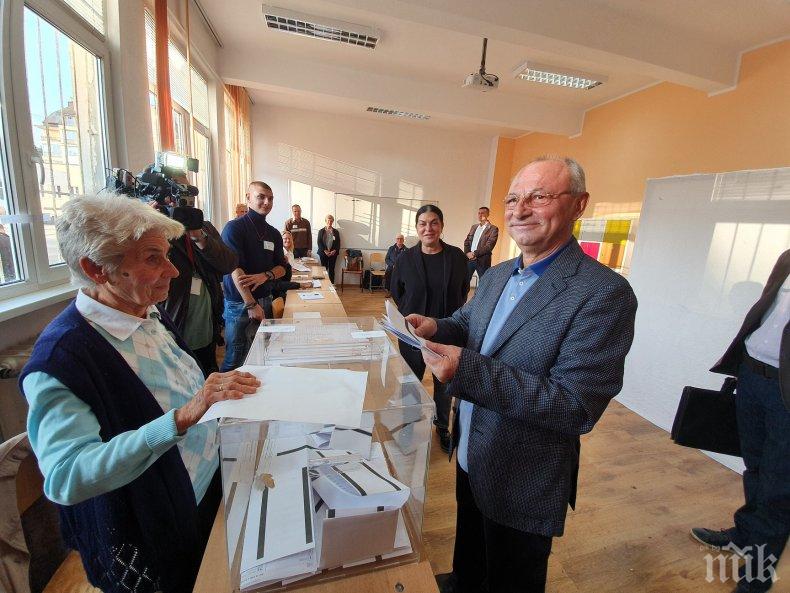 Доган гласува в ранни зори (СНИМКИ)