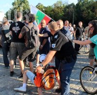 Момче със счупена китка при сблъсък между демонстранти и полиция (видео)