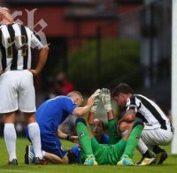 Лош късмет! Вратар получи гол и бе ритнат в главата от съотборник (видео)

