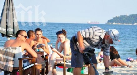 златотърсач пресява пясъка плажа варна снимки