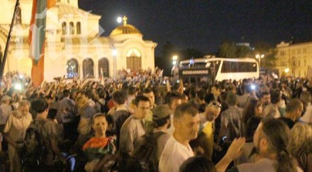 протестиращите парламента увеличават