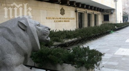 съкращават наполовина чиновниците мвр