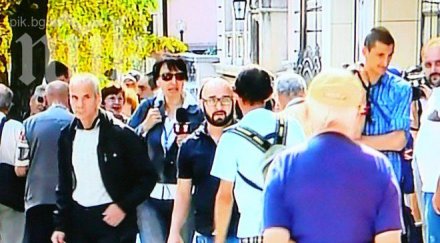 няколко човека мегафон мишо шамара протестират френското посолство