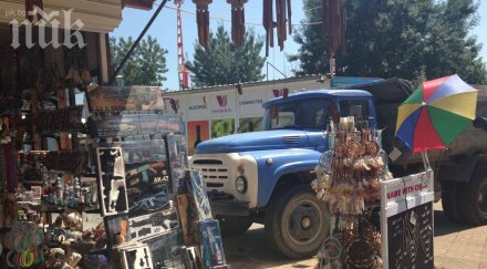 камион камъни продължава задръства слънчев бряг полицията скандално бездейства