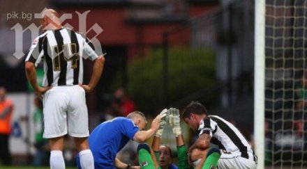 лош късмет вратар получи гол ритнат главата съотборник видео