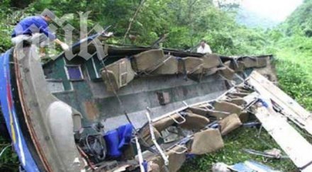 загинаха катастрофа автобус камион тайланд