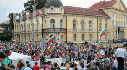 протестът направи обиколка около парламента