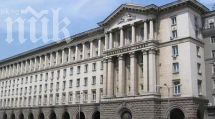 протестът кабинета започна рано различно