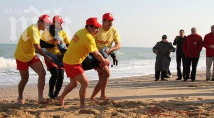 чужденци напират спасители нас