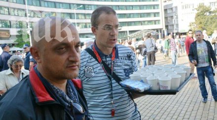 малък протест кафе парламента