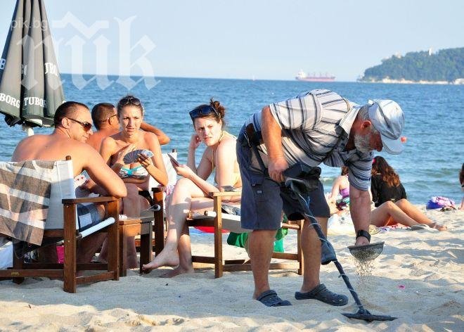 Златотърсач пресява пясъка на плажа във Варна (снимки)