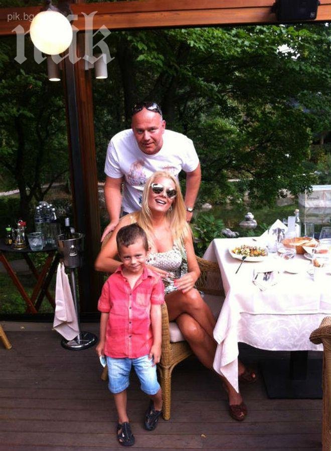 Тишо изненада Венета със закуска и цветя на балкона за годишнината от брака (снимки)