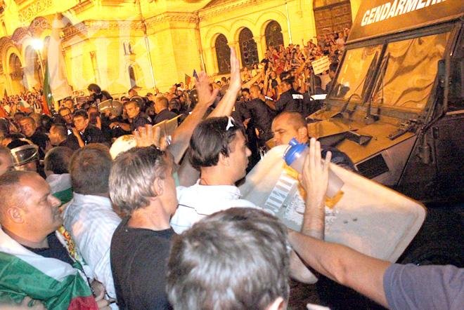 Част от полицаите, охраняващи парламента, си тръгват