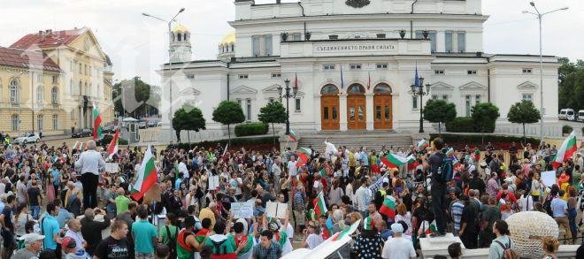 Протестиращи: Новият дълг е пладнешки обир, ще го плащат децата ни!