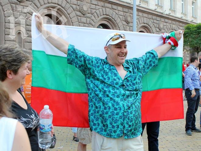 Няколкостотин души са около триъгълника на властта, започва 38-ят ДАНСwithMe