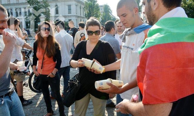 Протестиращи започнаха пак да се събират около парламента