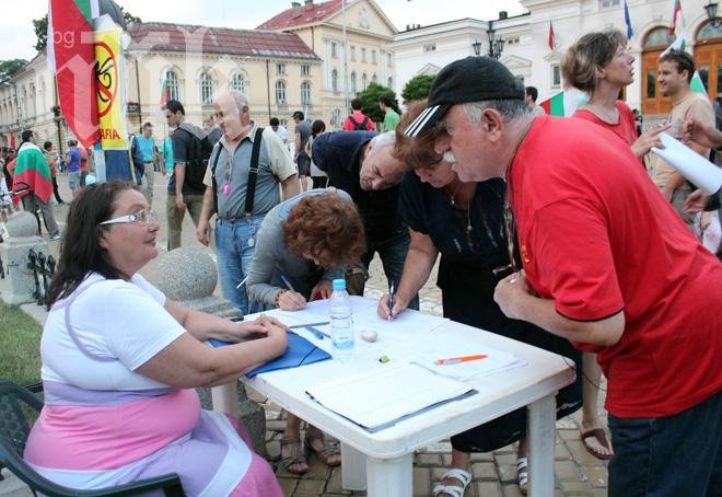 2400 подписа срещу Орешарски и за нови избори събраха за три дни пред НС