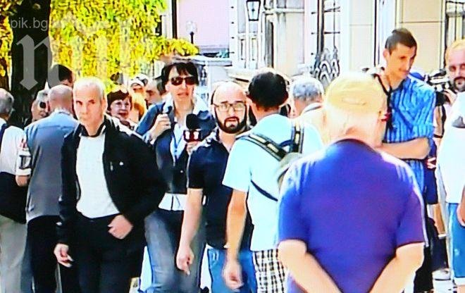 Няколко човека с мегафон и Мишо Шамара протестират пред френското посолство