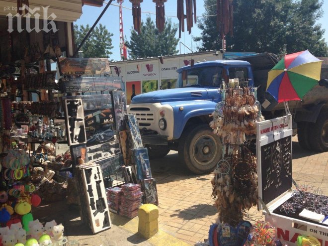 Камион с камъни продължава да задръства Слънчев бряг, полицията скандално бездейства