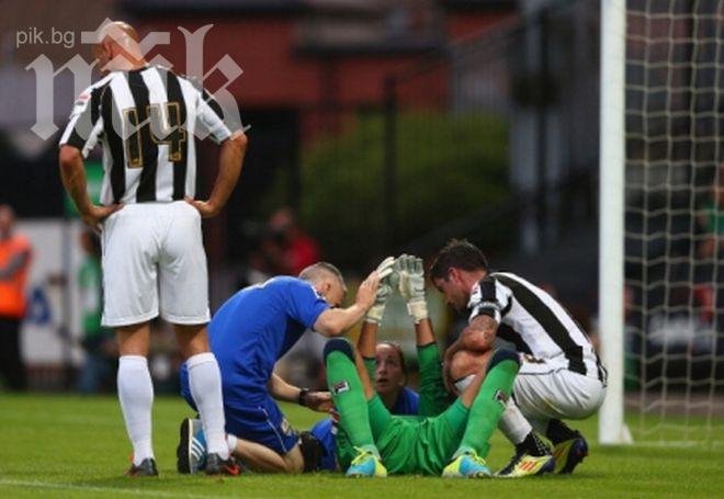 Лош късмет! Вратар получи гол и бе ритнат в главата от съотборник (видео)

