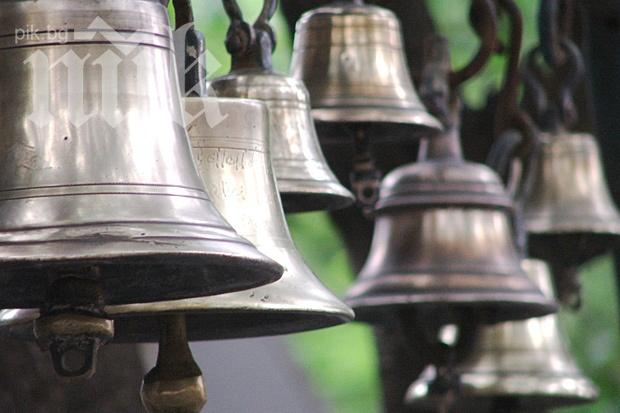 Жители на Първомай с подписка срещу силното биене на църковна камбана

