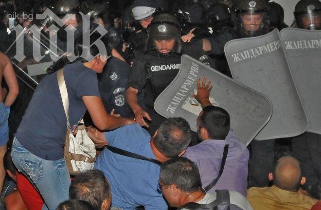 Депутатите на ДПС и БСП и министрите се измъкнаха от парламента в 03,00 ч.