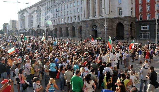 В Радомир организират с автобуси хора за протестите в столицата