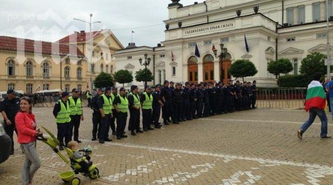 МВР иска извънредно 1,5 млн. лв., за да плаща на полицаите от протестите