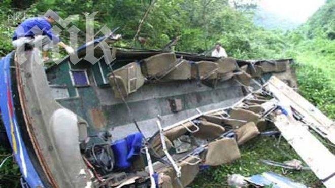 19 загинаха след катастрофа между автобус и камион в Тайланд