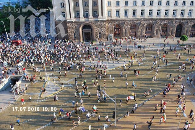 Петък е, лято - само 2 000 души протестират пред Министерския съвет