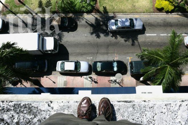 Тийнейджър падна от блок, оцеля