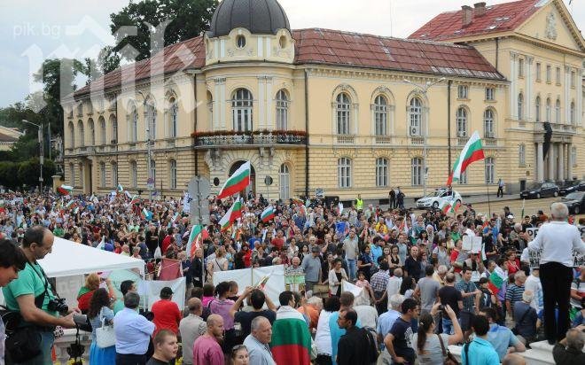 Протестът направи обиколка около парламента