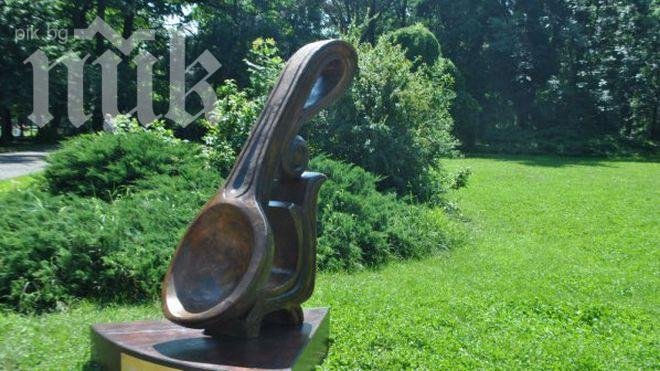 Откраднаха двуметрова лъжица символ в Боровец

