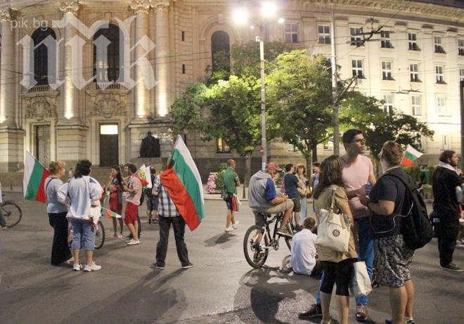 Протестът приключи с танци и музика