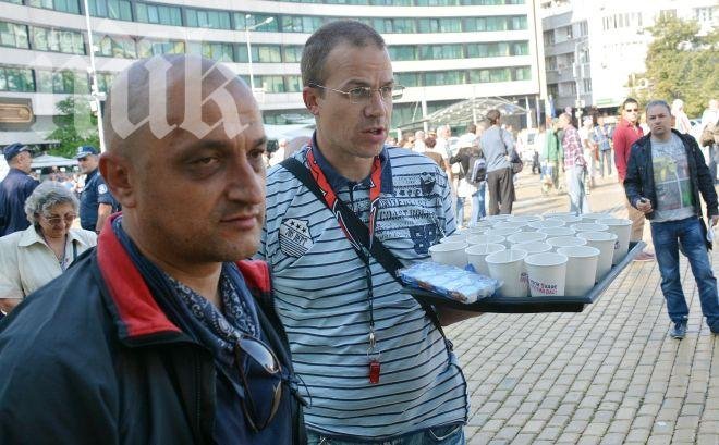 Малък протест „на кафе“ и пред парламента