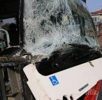 КАТАСТРОФА: Автобус на градския транспорт се блъсна в дърво в Пловдив - трима са ранени