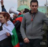 Професионални протестъри: Ангел Славчев се събра с Нора Флорова - тя го обяви за агент на службите и платен провокатор!