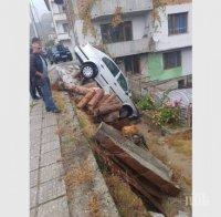 Кола се заби вертикално в двор на къща в Смолян