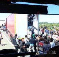 Осем мигранти, сред които четири деца, открити в хладилен камион в пристанището на Кале