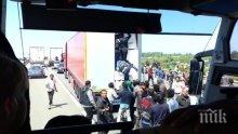 Осем мигранти, сред които четири деца, открити в хладилен камион в пристанището на Кале