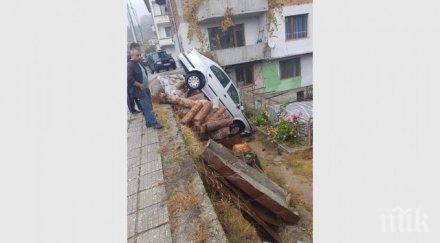 кола заби вертикално двор къща смолян