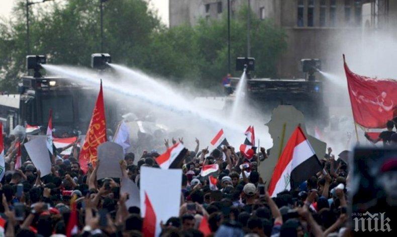 Двама убити и 175 ранени при протести в Багдад