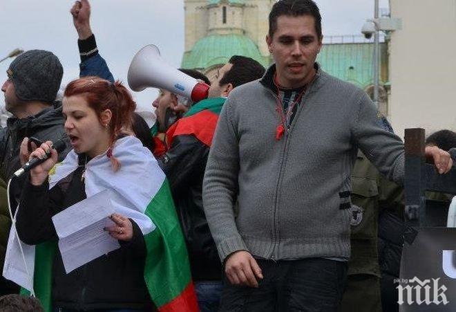 Професионални протестъри: Ангел Славчев се събра с Нора Флорова - тя го обяви за агент на службите и платен провокатор!