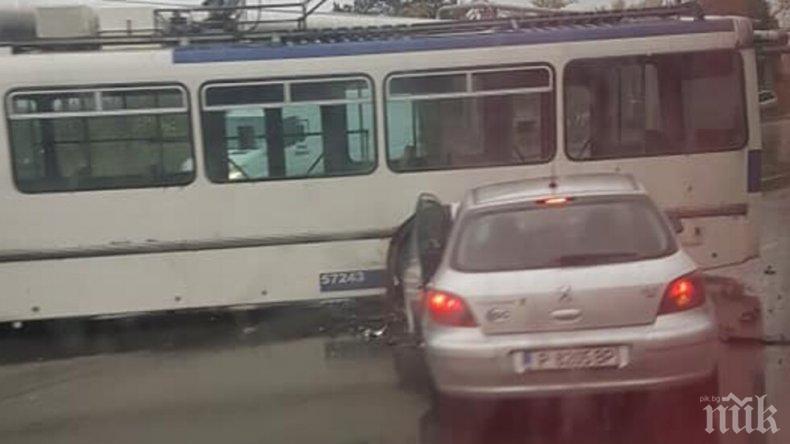 ТРАГЕДИЯ: Кола се натресе в тролей в Русе, шофьорът загина (СНИМКИ)
