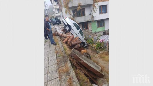 Кола се заби вертикално в двор на къща в Смолян