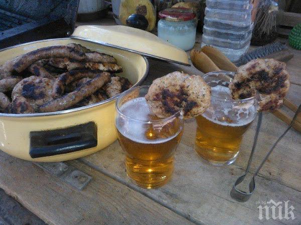 СТАРАТА СХЕМА: Скара, бира и коли с чужди номера в едно от най-големите кърджалийски села