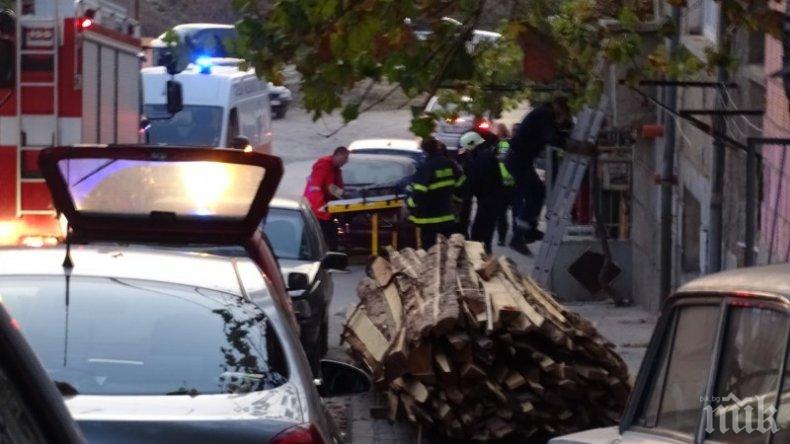 Козирка на къща затисна млад мъж, белият му дроб е пробит (СНИМКИ)