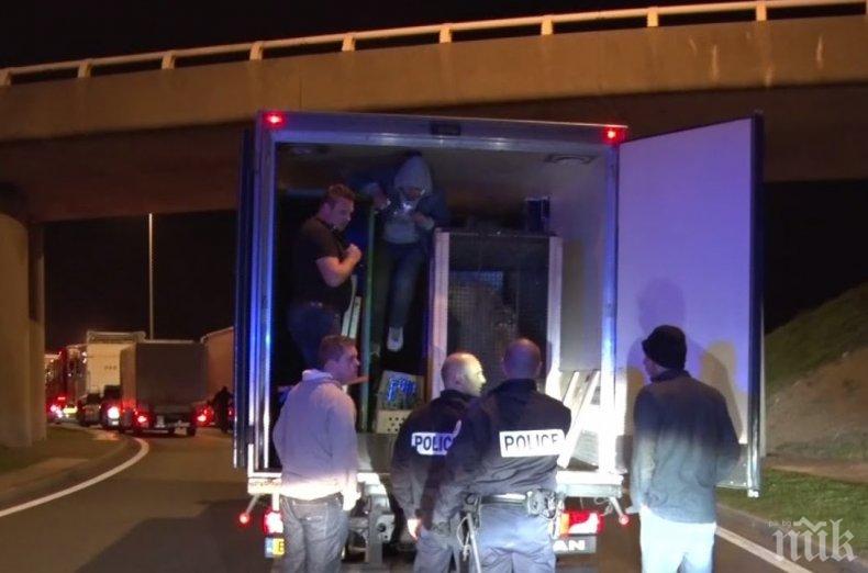 ПОРЕДНИТЕ НЕСРЕТНИЦИ: 12 мигранти открити в хладилен камион в Белгия